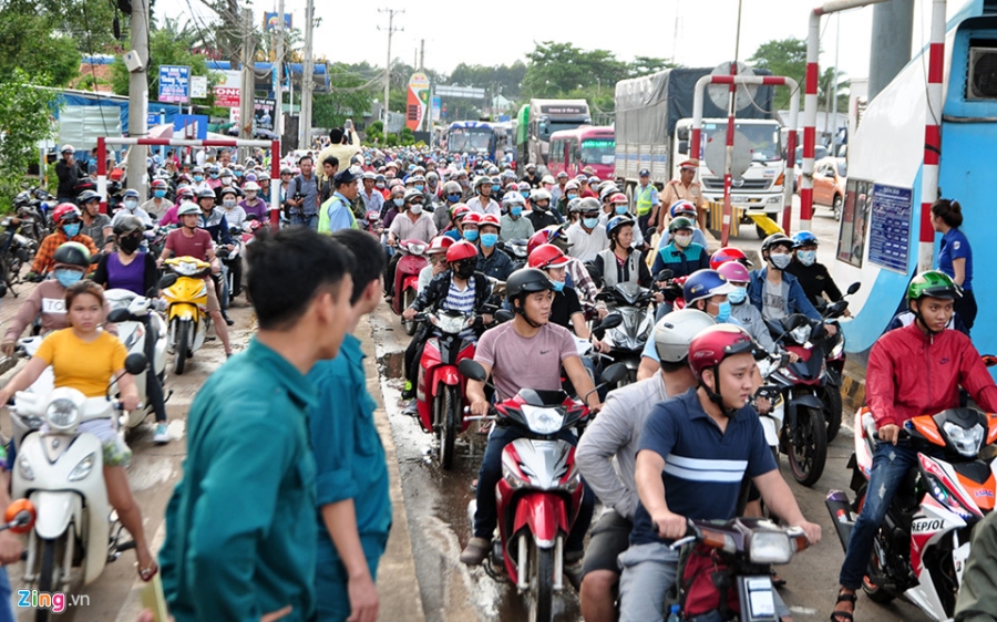 Canh sat giao thong ngan tai xe tra tien le o BOT Bien Hoa hinh anh 4