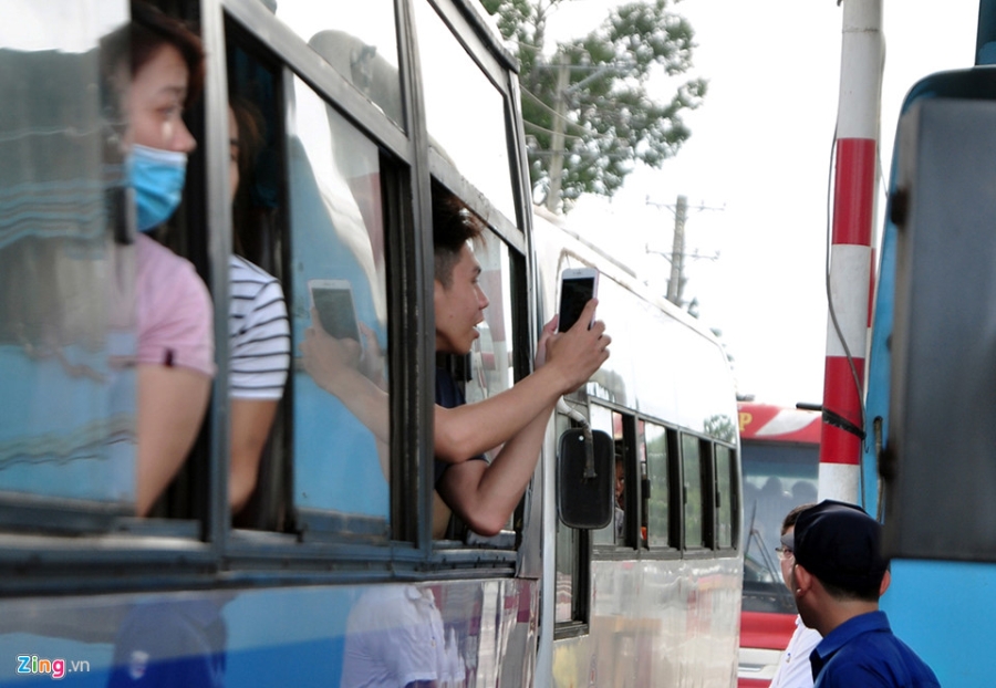 Canh sat giao thong ngan tai xe tra tien le o BOT Bien Hoa hinh anh 8