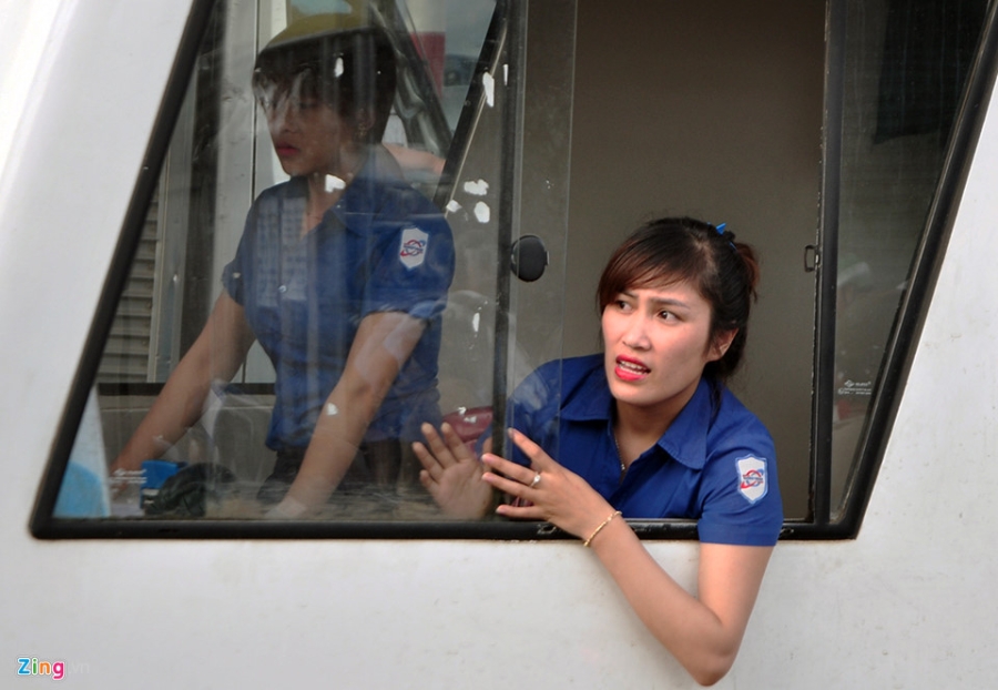 Canh sat giao thong ngan tai xe tra tien le o BOT Bien Hoa hinh anh 9