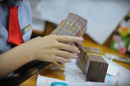  Theo tính toán của giới kinh tế, việc tăng chỉ tiêu tín dụng của toàn ngành ngân hàng thêm 3 - 4% sẽ giúp đưa thêm vào nền kinh tế gần 600.000 tỷ đồng. 