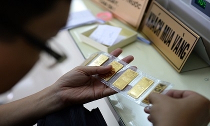  Phiên giao dịch sáng nay 15/9, giá vàng SJC bật tăng mạnh khi giá vàng trên thế giới tăng 0,6%, lên 1.336 USD/ounce sau khi Triều Tiên bắn tên lửa khiến Nhật Bản phải ra cảnh báo trú ẩn tại chỗ. 