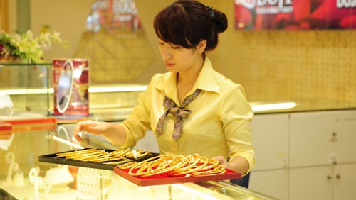 Giá vàng thế giới quay đầu giảm, trong nước tăng