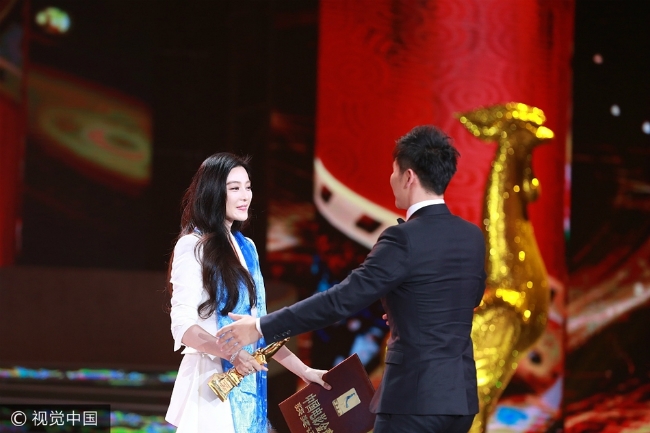 doat-giai-anh-hau-kim-ke-bang-bang-sung-suong-om-ly-than-5