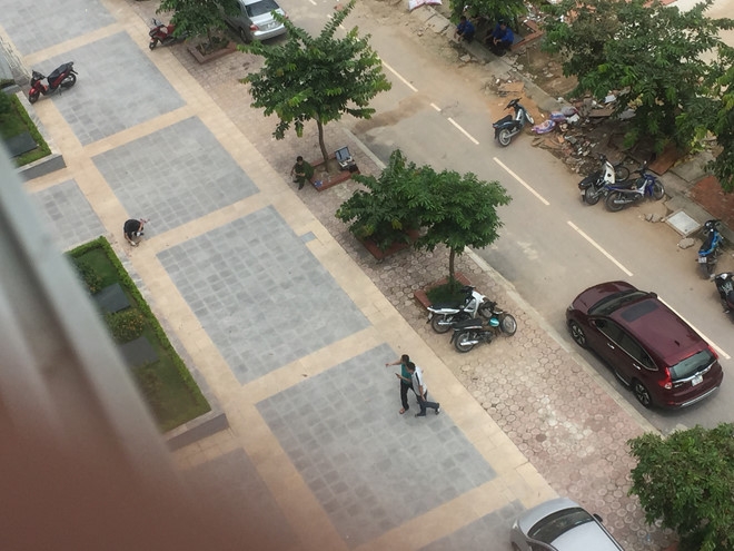 Be gai trong thuong khi choi o san chung cu hinh anh 1