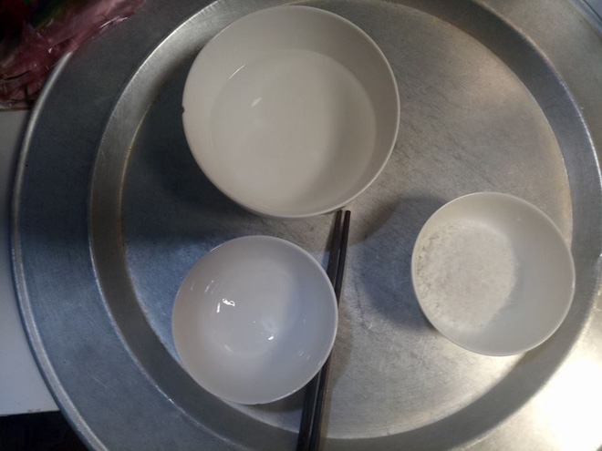 Chỉ vì câu nói đùa của chồng, vợ liền bày ra mâm cơm với muối trắng và nước lọc khiến ai cũng bật cười - Ảnh 2.