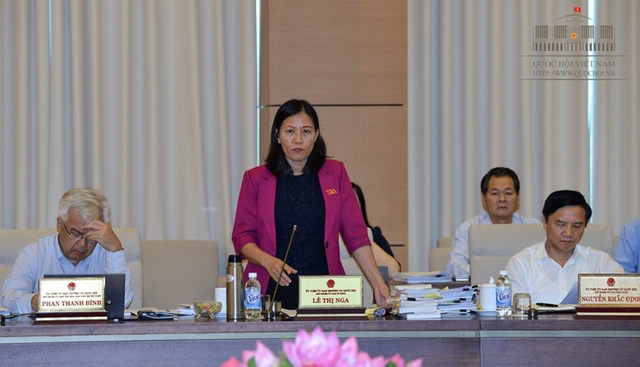Chủ nhiệm UB Tư pháp Lê Thị Nga chủ trì việc thẩm tra báo cáo về công tác phòng chống tham nhũng năm 2017.