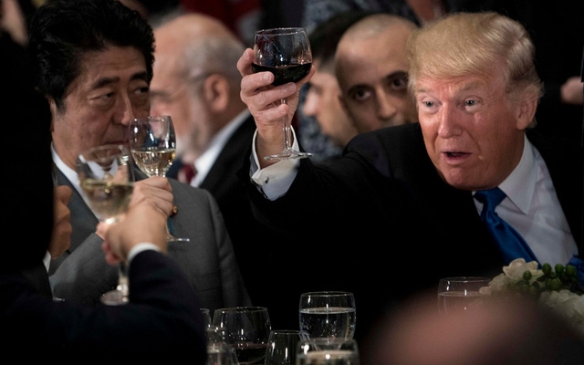  Tổng thống Mỹ Donald Trump nâng ly cùng các nhà lãnh đạo tại tiệc trưa bên lề phiên họp Đại hội đồng Liên Hợp Quốc. (Ảnh: AFP) 