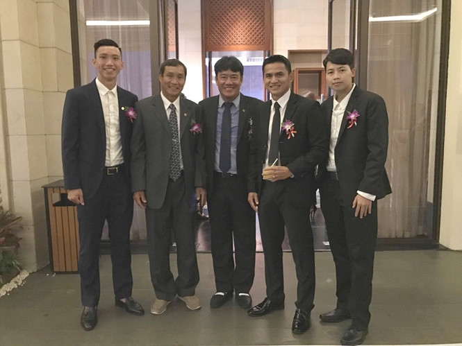 Trưởng đoàn Dương Vũ Lâm cùng HLV Mai Đức Chung, hậu vệ Đoàn Văn Hậu tại gala trao giải của AFF /// Vi Tiếu