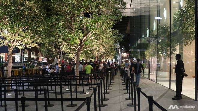 Người Việt trắng đêm chờ mua iPhone 8 - Ảnh 1.