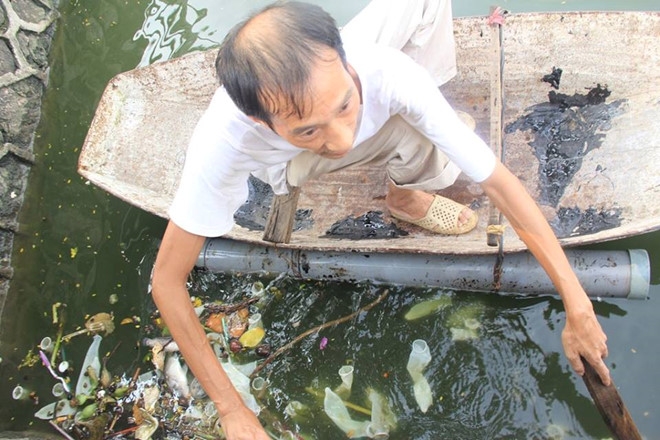 Cong an dieu tra vu bao cao su noi nhieu o Ho Tay hinh anh 2