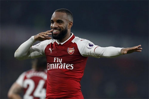 lacazette-lap-cu-dup-arsenal-tro-lai-cuoc-dua-ngoai-hang-anh