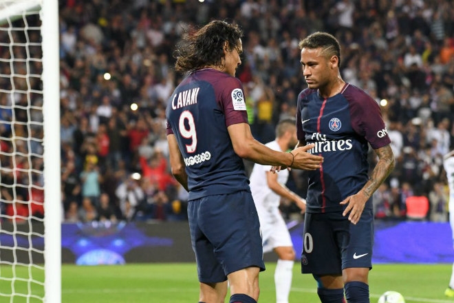 PSG náo loạn: Cavani dùng Messi 