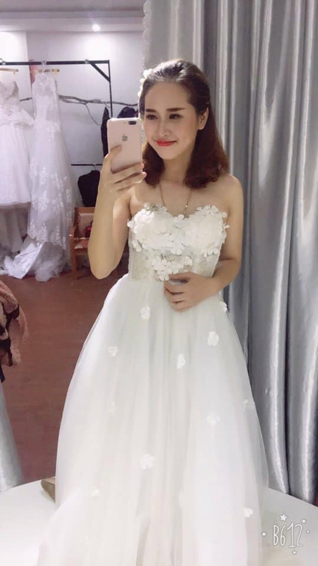  Trong lần đi thử váy cưới cùng cô em gái, không ít người lầm tưởng Bích Hạnh mới là cô dâu 