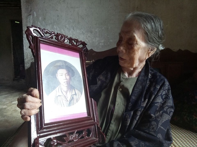 Cụ Lê Thị Yến bên di ảnh liệt sĩ Nguyễn Văn Hùng