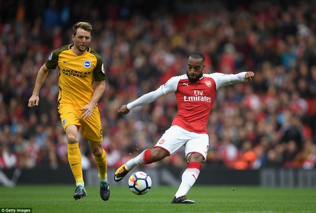 Lacazette (phải) không có duyên ghi bàn ở trận đấu thuộc vòng 7 Premier League