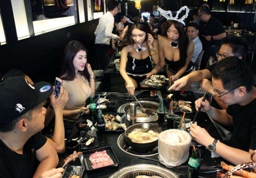 của hàng thịt nuóng trung thu gay sót vói dàn mỹ nũ phục vụ play boy hinh anh 2