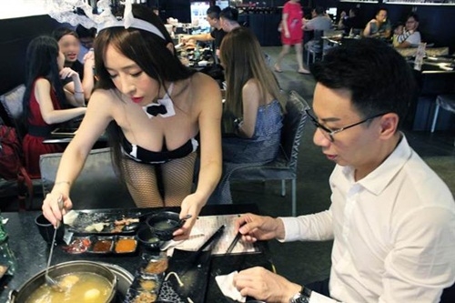 của hàng thịt nuóng trung thu gay sót vói dàn mỹ nũ phục vụ play boy hinh anh 5