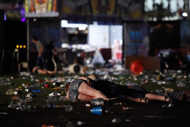  Người thiệt mạng hoặc bị thương nằm la liệt. (Ảnh: Getty) 
