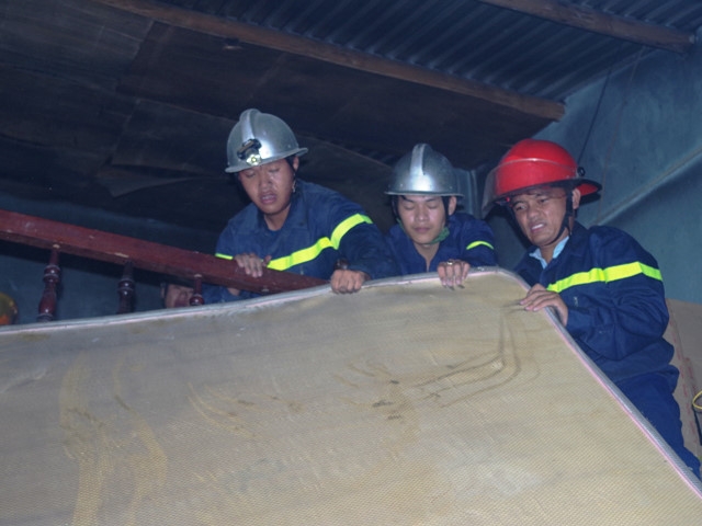 Hang xom pha cua dap lua khi nha vang chu hinh anh 1