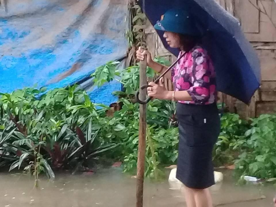 su that buc anh can bo phuong mac vay, dung tren be cho dan keo khi di thi sat - 1