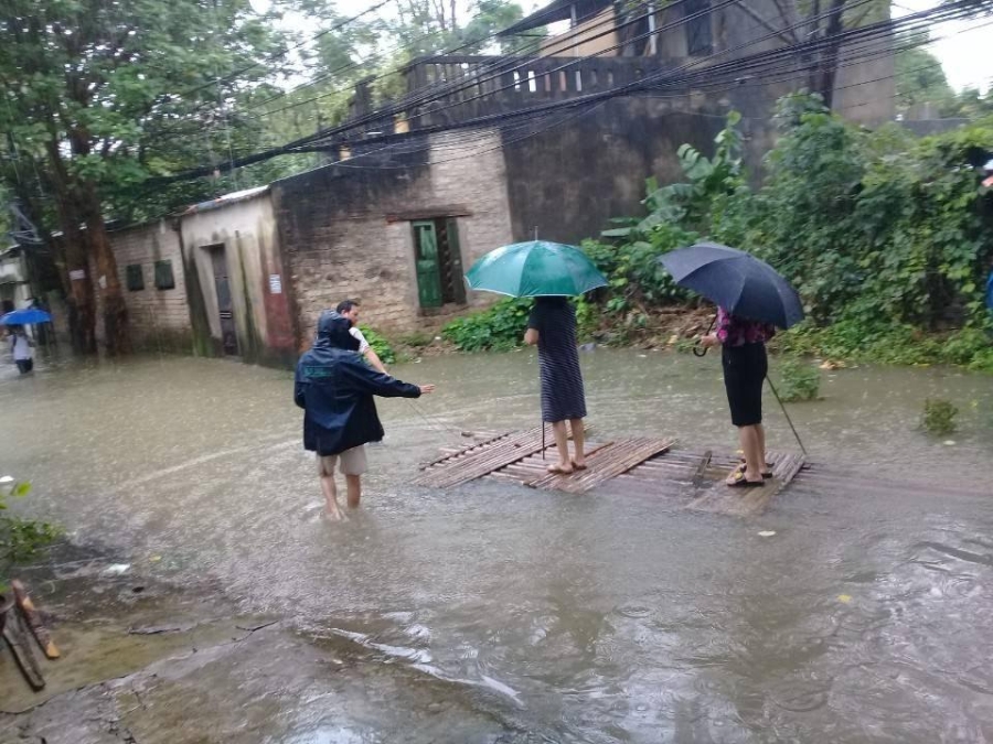 su that buc anh can bo phuong mac vay, dung tren be cho dan keo khi di thi sat - 2