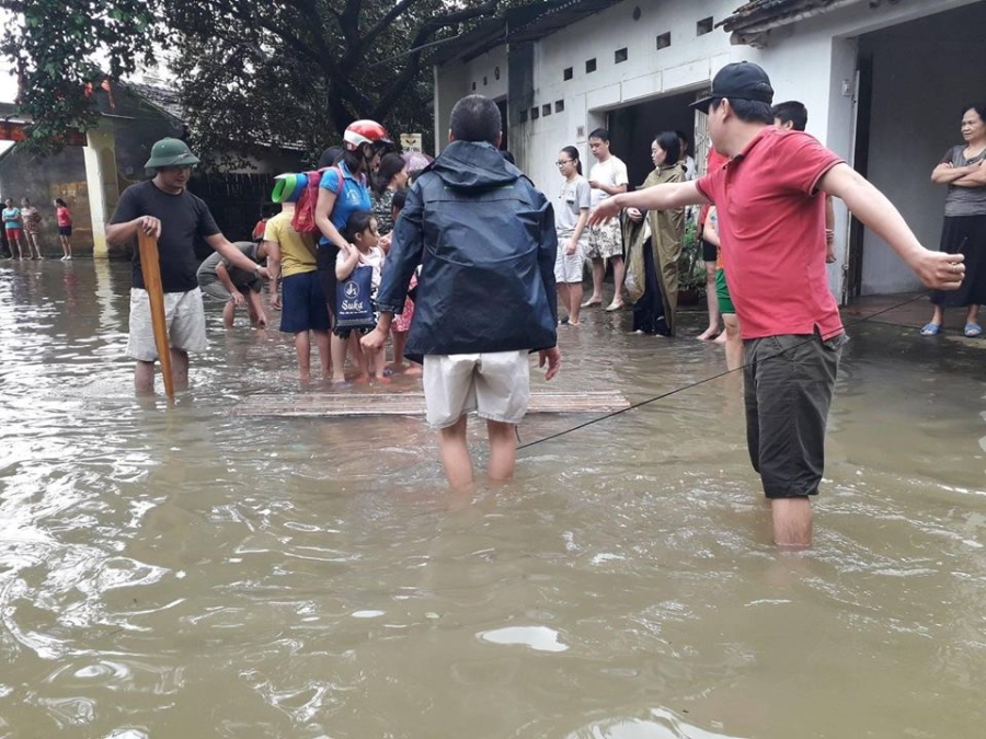 su that buc anh can bo phuong mac vay, dung tren be cho dan keo khi di thi sat - 4