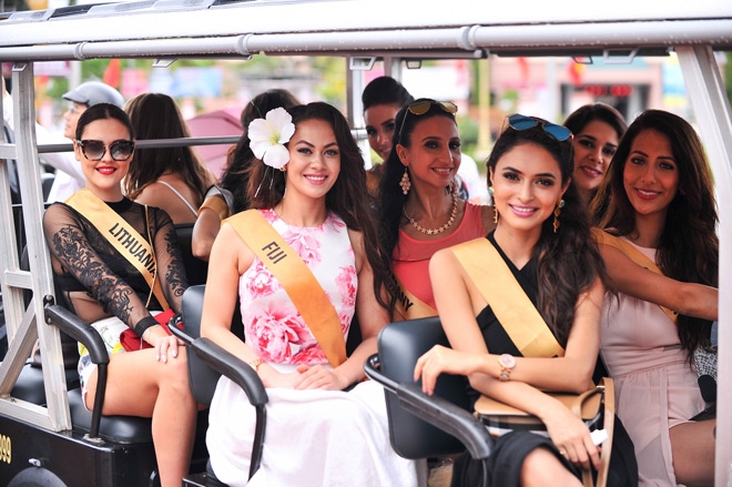 Dạo phố phường, người đẹp Miss Grand International 2017 gây 
